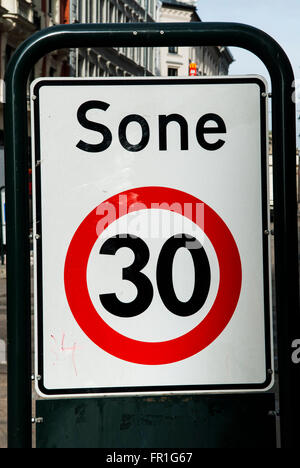 30 km segnale di limite di velocità Karl Johan street città di Oslo Norvegia Foto Stock