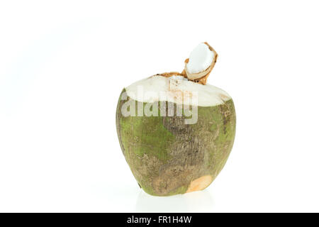 Aperto noce di cocco verde, isolato su sfondo bianco. Cibo o frutta nozione di oggetto Foto Stock