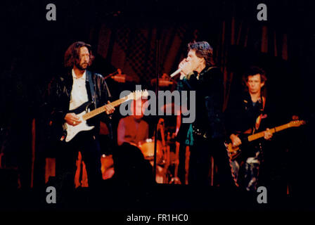 ROLLING STONES MICK JAGGER CON ERIC CLAPTON CONVENTION CENTER , ATLANTIC CITY 12/19/1989 foto di Michael BRITO Foto Stock