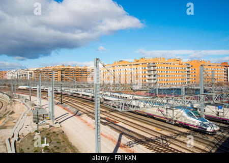 AVE treno ad alta velocità che viaggiano vicino la stazione ferroviaria di Atocha. Madrid, Spagna. Foto Stock