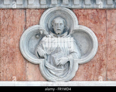 San Domenico di Paolo di Bonaiuto rilievo sulla facciata della Basilica di San Petronio a Bologna, Italia, il 04 giugno, 2015 Foto Stock