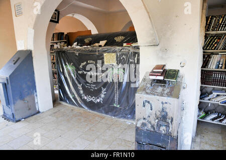 Israele, Galilea superiore, Amuka, interno della tomba di Yonatan ben Uziel, luogo di pellegrinaggio per i credenti che cercano un coniuge o marr Foto Stock