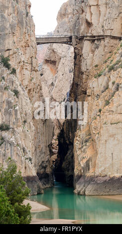 Caminito del Rey, del re piccolo sentiero, marciapiede lungo le pareti ripide e strette gole di El Chorro Ardales, Andalusia, Spagna Foto Stock