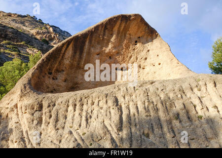 Scavata boulder, tafoni, tafone roccia calcarea formazione al parco naturale di Ardales e El Chorro, mountain range, Andalusia, Spagna. Foto Stock