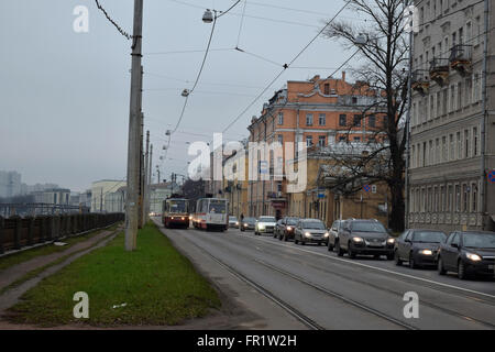 Sideway lastricata la segregazione del tram di Prospekt Obukhovskoy Oborony a San Pietroburgo con un ingorgo Foto Stock