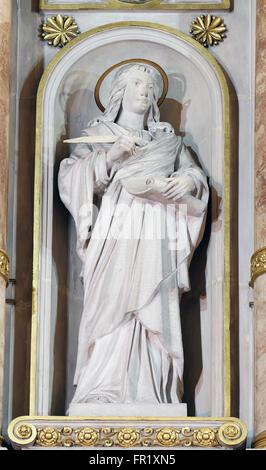 San Giovanni Evangelista statua sull altare principale nella Basilica del Sacro Cuore di Gesù a Zagabria in Croazia Foto Stock