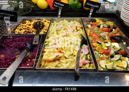 Salad bar in autostrada ristorante di Pentling, Germania il 07 giugno 2015. Foto Stock