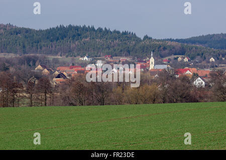 Villaggio Slupice nei campi Bassa Slesia Polonia Foto Stock