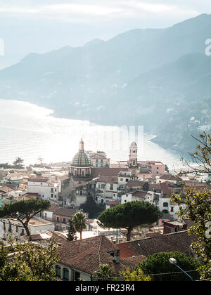 Vietri sul mare dalla costa di Amalfi in Italia Foto Stock