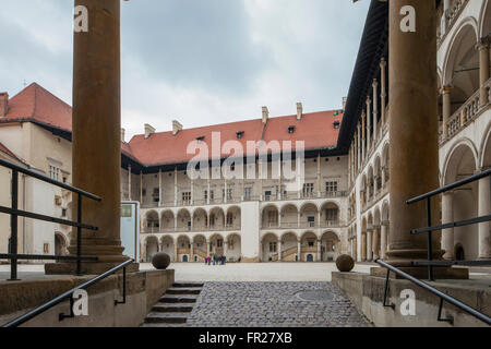 Cortile del il Castello Reale di Wawel a Cracovia, Polonia. Foto Stock