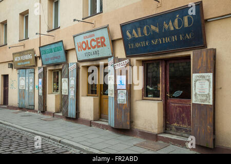 Kazimierz, storico quartiere ebraico di Cracovia, in Polonia. Ristorante stilizzata a guardare come il vecchio negozio fronti. Foto Stock