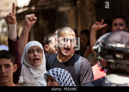 Palestinesi nella Città Vecchia di Gerusalemme la protesta contro la salita dei religiosi ebrei a monte del tempio. Foto Stock