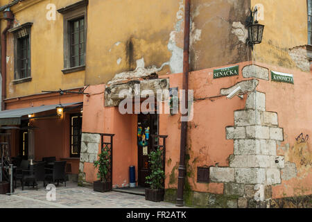 Angolo di strada nella citta' vecchia di Cracovia, in Polonia. Foto Stock