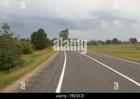 Strada vicino a Spaso-Borodinskiy donna monastero a Borodinò, Regione di Mosca, Russia. Foto Stock