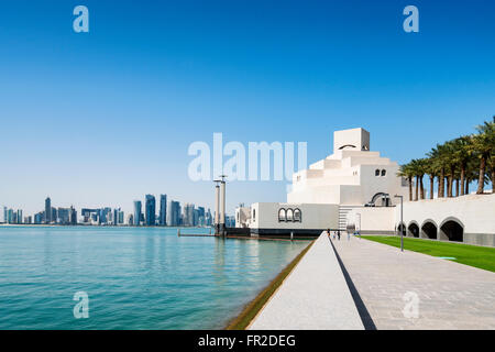 Vista del museo di arte islamica e sullo skyline della città di Doha in Qatar Foto Stock