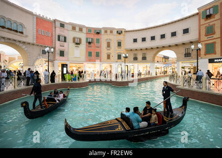 Gondola gite in barca sul canale interno al tema italiano Villaggio Shopping Mall a Doha in Qatar Foto Stock