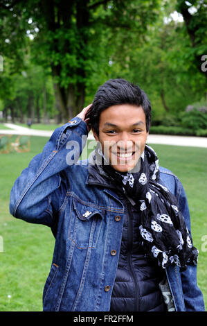 Asian boy sorridente,adolescente,sedici vecchio Foto Stock