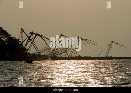 Cinese di reti da pesca al tramonto, Kochi - Cochin Foto Stock