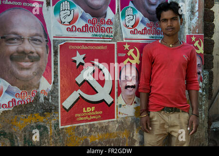 Giovane uomo nella parte anteriore del poster comunista, Quilon Foto Stock