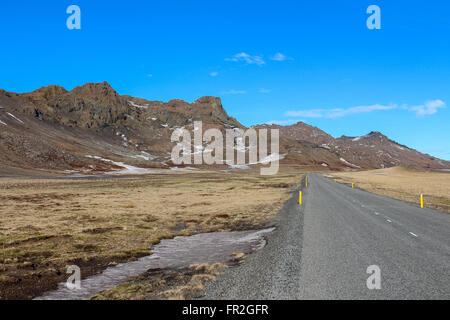 Big Hill al fianco di strada in Krysuvik, Islanda Foto Stock