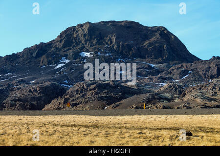 Big Hill al fianco di strada in Krysuvik, Islanda Foto Stock