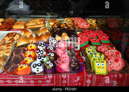 Dolci e biscotti sul display nella finestra di pasticceria, Bilbao, Paesi Baschi Foto Stock
