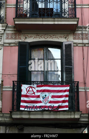 Athletic Club Bilbao football team banner sul balcone, Bilbao, Paesi Baschi Foto Stock