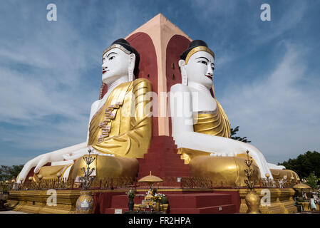 Quattro Buddha seduto al santuario di Kyaikpun Pagoda di Bago, Birmania (Myanmar) Foto Stock