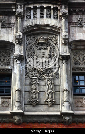 Dettaglio dello stemma di Bilbao sulla parete laterale dell'edificio Alhondiga, ora centro culturale Azkuna Zentroa, Bilbao, Paesi Baschi, Spagna Foto Stock