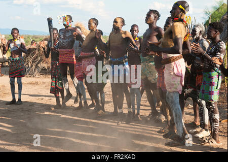 Karo persone con dipinti del corpo che partecipano in una danza tribale cerimonia, Omo river Valley, sud Etiopia Foto Stock