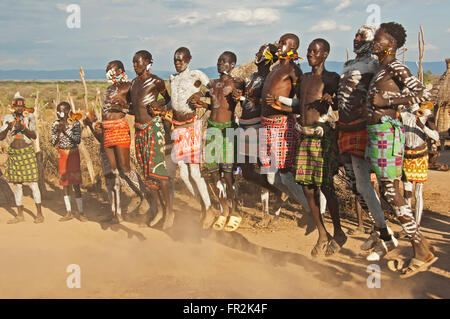 Karo persone con dipinti del corpo che partecipano in una danza tribale cerimonia, Omo river Valley, sud Etiopia Foto Stock