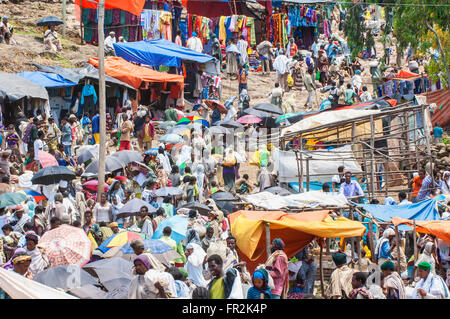 Affollato mercato Lalibela, Amhara Region, Etiopia settentrionale Foto Stock