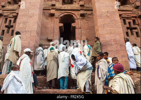 Pellegrini con il tradizionale scialle bianco per partecipare ad una cerimonia, Bete Medhane Alem chiesa, Lalibela, Etiopia Foto Stock