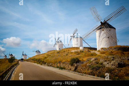 Consuegra, provincia di Toledo, Castilla-La Mancha, in Spagna. Mulini a vento. Foto Stock