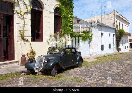 Auto d'epoca, di fronte a una casa, Colonia del Sacramento, Uruguay Sud America Foto Stock