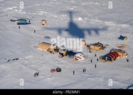 L ombra di una U.S. Air Force C-17 Globemaster III aeromobili cargo è visto oltre il multi-National Ice Camp Sargo dopo airdropping forniture durante l'ICEX 2016 esercizio Marzo 15, 2016 nel circolo polare artico. L'ICEX 2016 è una di cinque settimane di esercizio progettata per la ricerca, testare e valutare le capacità operative nella regione Foto Stock