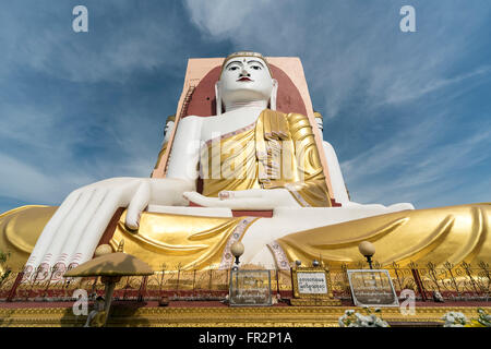 A basso angolo di visione della statua di Buddha a Kyaikpun Pagoda di Bago, Birmania (Myanmar) Foto Stock