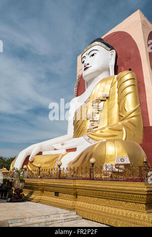 Buddha Kyaikpun Pagoda di Bago, Birmania (Myanmar) Foto Stock