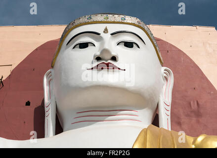 La faccia della statua di Buddha a Kyaikpun Pagoda di Bago, Birmania (Myanmar) Foto Stock