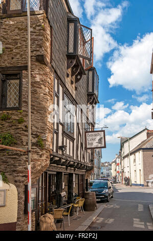 Un attraente xiv secolo Tudor casa di mercanti, uno degli edifici più antichi di Dartmouth, ora in uso come una locanda e ristorante Foto Stock