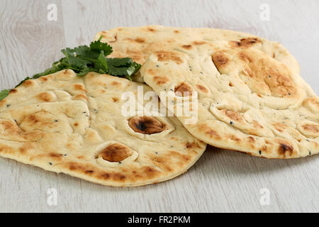 Il cibo indiano di due pezzi di fatto in casa pane naan Foto Stock