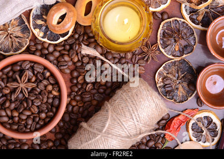 Vintage vita ancora con i chicchi di caffè su sfondo di legno Foto Stock