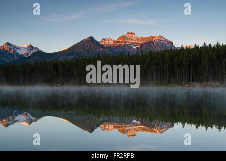 Herbert Lago, gamma di prua, il Parco Nazionale di Banff, Canadian Rocky Mountains, Alberta, Canada, America del Nord Foto Stock