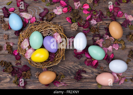 La sera del giorno di Pasqua la cena preparati su sfondo di legno Foto Stock