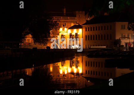 Anchor Pub di notte si riflette nel fiume Cam, Cambridge Foto Stock