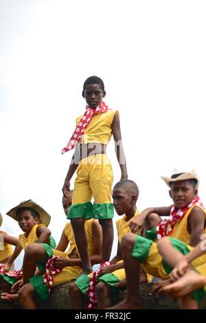 Danze Afro-Colombian con colorati abiti tradizionali. Foto Stock