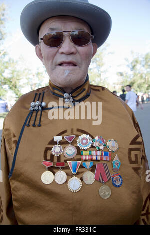 I sovietici hanno lasciato la Mongolia nel 1990 ma medaglie imperniata sui vecchi soldati e poliziotti e leader politici restano da tempi di comunista Foto Stock