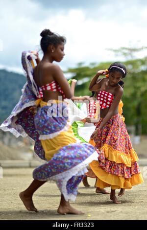 Danze Afro-Colombian con colorati abiti tradizionali. Foto Stock