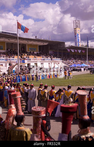 Cerimonie di apertura per l'annuale Festival Naadam, ad Ulaan Baatar, sono espressione della tradizione mongola, sport e giochi. Foto Stock