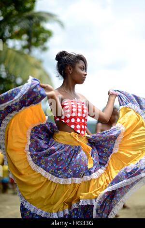 Danze Afro-Colombian con colorati abiti tradizionali. Foto Stock